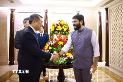 Quan chức cấp cao Ấn Độ tiễn Thủ tướng Lê Minh Hưng kết thúc chuyến tham dự Hội nghị thượng đỉnh BRICS lần thứ 18 và làm việc song phương tại Ấn Độ. (Ảnh: Dương Giang/TTXVN)