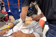 Chăm sóc y tế cho hành khách được giải cứu sau vụ chìm tàu trên biển Java, Indonesia ngày 13/9/2026. (Ảnh: THX/TTXVN phát)