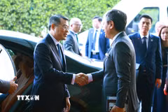 Quan chức cấp cao Ấn Độ tiễn Thủ tướng Lê Minh Hưng kết thúc chuyến tham dự Hội nghị thượng đỉnh BRICS lần thứ 18 và làm việc song phương tại Ấn Độ. (Ảnh: Dương Giang/TTXVN)