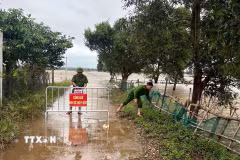 Công an xã Bến Hải (Quảng Trị) lập rào chắn chốt chặn tại các tuyến đường nước ngập sâu. (Ảnh: TTXVN phát)