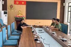 Cán bộ Công an xã làm việc với trường hợp vi phạm.