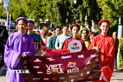 Đoàn diễu hành áo dài đi qua khu vực Bankstown Plaza, bến tàu Bankstown trước khi quay trở lại Nhà hát Bryan Brown Theatre. (Ảnh: Lê Đạt/TTXVN)