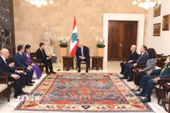 Tổng thống Liban Joseph Aoun tiếp Đại sứ Việt Nam tại Ai Cập kiêm nhiệm Liban Nguyễn Nam Dương nhân dịp trình Thư ủy nhiệm ngày 15/10. (Ảnh: TTXVN phát)