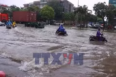 Người dân Hà Nội lại chật vật giữa “biển nước” 