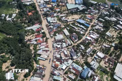 Toàn cảnh khu dân cư gần suối Bưng Môn (phường Long Thành, thành phố Đồng Nai) ngập sâu trong nước. (Ảnh: Lê Xuân/TTXVN)