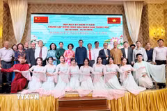 Các đại biểu dự lễ kỷ niệm 77 năm Ngày Quốc khánh Trung Quốc. (Ảnh: Xuân Khu/TTXVN)