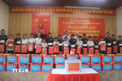Đồng chí Đỗ Văn Chiến, Phó Chủ tịch Thường trực Quốc hội tặng quà Trung thu cho thiếu nhi tại Trung tâm Bảo trợ trẻ em và Trung tâm Công tác xã hội Nghệ An. (Ảnh: Trịnh Duy Hưng/TTXVN)