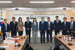 Đoàn đại biểu Học viện Chính trị quốc gia Hồ Chí Minh cùng lãnh đạo Viện Nghiên cứu hành chính công Hàn Quốc (KIPA). (Ảnh: Đào Lâm/TTXVN)