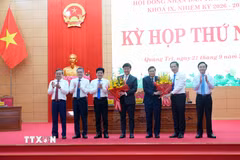 Lãnh đạo UBND tỉnh Quảng Trị tặng hoa chúc mừng ông Lê Hồng Vinh (thứ 5 từ trái sang) giữ chức Thứ trưởng Bộ Xây dưng. (Ảnh: Tá Chuyên/TTXVN)