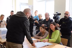 Cử tri Bulgaria bỏ phiếu trong cuộc bầu cử Tổng thống tại điểm bầu cử ở Sofia ngày 25/10/2026. Ảnh: THX/TTXVN phát