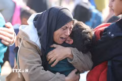 Người dân Palestine trở về nhà tại Dải Gaza ngày 27/1/2025. (Ảnh: THX/TTXVN)