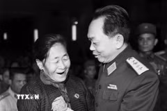 Đại tướng Võ Nguyên Giáp thân mật nói chuyện với Anh hùng ngành Giao thông vận tải Nguyễn Thị Suốt, tại Đại hội Anh hùng, Chiến sỹ thi đua chống Mỹ cứu nước, tại Hà Nội, ngày 28/12/1966. (Ảnh: TTXVN)