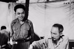 Chủ tịch Hồ Chí Minh và Đại tướng, Tổng tư lệnh Võ Nguyên Giáp bàn kế hoạch tấn công căn cứ Đông Khê, mở màn Chiến dịch biên giới (năm 1950). (Ảnh: Tư liệu TTXVN)