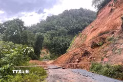 Tuyến đường liên xã Na Mèo - Sơn Thuỷ bị sạt lở ta-luy dương 2 điểm, đất đá tràn ra đường.( Ảnh: TTXVN phát)
