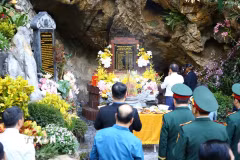 Các đại biểu dâng hương tại ngôi mộ chung các liệt sỹ tại Di tích quốc gia đặc biệt Hang Tám Cô. (Ảnh: Tá Chuyên/TTXVN)