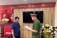 Cơ quan Cảnh sát điều tra, Công an tỉnh Quảng Ninh tống đạt Quyết định khởi tố bị can đối với Nguyễn Duy Hưng. (Ảnh: TTXVN phát)