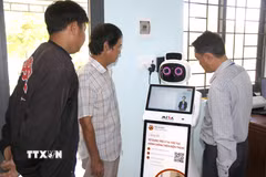 Robot AI trở thành “trợ thủ” đắc lực hỗ trợ thủ tục hành chính, giảm tải cho cán bộ tại Lâm Đồng. (Ảnh: Hồng Hiếu /TTXVN)