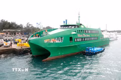 Tất cả các tàu vận chuyển hành khách tuyến Phú Quý - Phan Thiết đều thay túi nôn nilon bằng túi giấy; đồng thời tuyên truyền thông điệp “Không mang rác thải nhựa lên đảo.” (Ảnh: Nguyễn Thanh/TTXVN)