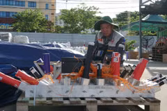 Thành viên đội pháo hoa Z121 Vina Pyrotech (Việt Nam) lắp đặt dàn pháo hoa. (Ảnh: Quốc Dũng/TTXVN)