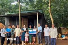 Hội Liên hiệp Phụ nữ xã Phú Nghĩa trao sinh kế cho hội viên phụ nữ đồng bào thiểu số. (Ảnh: K GỬIH/TTXVN)