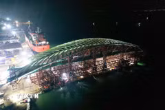 Toàn bộ tổ hợp nhịp cầu chính và hệ khung đỡ hạ thủy thành công lên sà lan chuyên dụng rạng sáng 16/10/2026. (Ảnh: TTXVN phát)