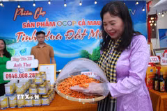 Sản phẩm đặc sản Tôm khô Cà Mau luôn được người tiêu dùng ưa chuộng vì chất lượng sản phẩm tốt, đặc biệt. (Ảnh: Chanh Đa/TTXVN)