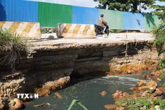Đoạn đường ven suối Siệp (phường Biên Hòa, thành phố Đồng Nai) bị nước khoét sâu tạo hàm ếch tiềm ẩn nguy hiểm cho người tham gia giao thông. (Ảnh: Lê Xuân/TTXVN)