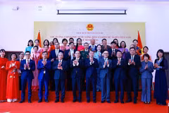 Thủ tướng Lê Minh Hưng với cán bộ, nhân viên Đại sứ quán Việt Nam tại Ấn Độ. (Ảnh: Dương Giang/TTXVN)
