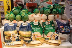 Gạo ST25 là mặt hàng trung tâm tại Tuần hàng Việt Nam tại Selgros. (Ảnh: Thu Hằng/TTXVN)