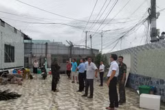 Lực lượng chức năng có mặt tại hiện trường hỗ trợ người dân có nhà bị ảnh hưởng khắc phục hậu quả, sớm ổn định cuộc sống. (Ảnh: TTXVN phát)