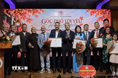 Đại sứ Nguyễn Đắc Thành tuyên dương Hội Người Hà Nội và năm thành viên Hội vì những đóng góp tích cực trong công tác xây dựng cộng đồng Người Việt tại CHLB Đức năm 2026. (Ảnh: Thu Hằng /TTXVN)