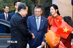 Chủ tịch Quốc hội Trần Thanh Mẫn gặp gỡ cán bộ, nhân viên Đại sứ quán và cộng đồng người Việt Nam tại Trung Quốc. (Ảnh: Doãn Tấn/TTXVN)