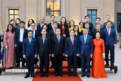 Chủ tịch Quốc hội Trần Thanh Mẫn với các đại biểu chụp ảnh lưu niệm. (Ảnh: Doãn Tấn/TTXVN)