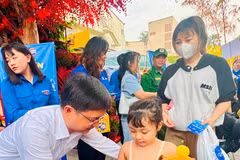Đồng chí Nguyễn Mạnh Cường trao lì xì và quà đến con công nhân lao động về quê đón Tết. (Nguồn: Đảng bộ Thành Phố Hồ Chí Minh)
