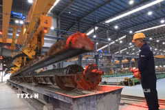 Công nhân sản xuất ống chịu lực ly tâm trong Khu công nghiệp chuyên sâu Phú Mỹ 3, phường Tân Phước, Thành phố Hồ Chí Minh. (Ảnh: Hồng Đạt/TTXVN)