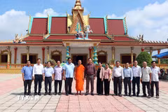 Đoàn công tác thành phố Cần Thơ thăm, chúc mừng chùa chùa Buôl Mum Thnol Thmây nhân dịp Sene Dolta 2026. (Ảnh: Trung Kiên/TTXVN)
