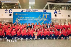 Đoàn thể thao Việt Nam tại sân bay quốc tế Nội Bài, sáng 7/12. (Ảnh: TTXVN phát)