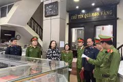 Tống đạt quyết định khởi tố, bắt tạm giam đối với bà Lê Thị Thu Hương. (Nguồn: Lao Động)