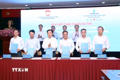 Ký Thỏa thuận tài trợ thực hiện Chương trình phục vụ cộng đồng, chăm lo người nghèo, cải thiện điều kiện sống của người dân trên địa bàn thành phố Hồ Chí Minh giai đoạn 2026-2028. (Ảnh: Xuân Khu/TTXVN)