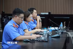Đại diện Viện Kiểm sát thẩm vấn các bị cáo. (Ảnh: Kim Anh/TTXVN)