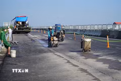 Sửa chữa đoạn bị nứt trên cao tốc Biên Hòa-Vũng Tàu. (Ảnh: Công Phong/TTXVN)