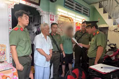 Cơ quan An ninh điều tra Công an tỉnh Đồng Tháp thi hành Quyết định khởi tố và Lệnh bắt bị can để tạm giam. (Nguồn: Bộ Công An)
