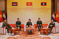Ba Bộ trưởng Quốc phòng Việt Nam, Lào, Campuchia tại cuộc gặp. (Ảnh: Trọng Đức/TTXVN)