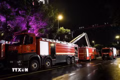 Xe cứu hỏa được triển khai dập lửa tại hiện trường một vụ cháy ở Trung Quốc. (Ảnh: THX/TTXVN)