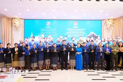 Các đại biểu chụp ảnh lưu niệm tại Hội đàm. (Ảnh: Nguyễn Cường/TTXVN)