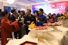 Đại sứ Phạm Việt Hùng giới thiệu với Thứ trưởng Ngoại giao Thái Lan Vijavat Isarabhakdi về món nem công đặc sắc của ẩm thực cung đình Huế. (Ảnh: Đỗ Sinh/TTXVN)