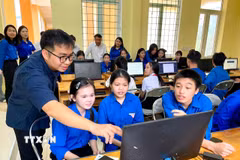 Cuộc thi “Lập trình cùng AI” mang đến cách tiếp cận mới với công nghệ thông qua xu hướng Vibe Coding dành cho các đoàn viên, thanh niên và thanh thiếu nhi khu vực biên giới. /9Ảnh: Võ Dung/TTXVN)