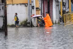 Ngập lụt sau mưa lớn tại thành phố Quezon, Philippines ngày 17/8/2026. (Ảnh: THX/TTXVN phát)