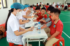 Đo huyết áp cho học sinh trường Tiểu học Chu Văn An, phường Nam Định (Ninh Bình). Ảnh: Nguyễn Lành - TTXVN 