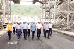 Bí thư Tỉnh ủy Quảng Trị Vương Quốc Tuấn kiểm tra thực địa các dự án tại Trung tâm Điện lực Quảng Trạch. (Ảnh: Nguyên Linh/TTXVN)